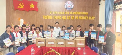 Nhận sách giáo khoa được hỗ trợ