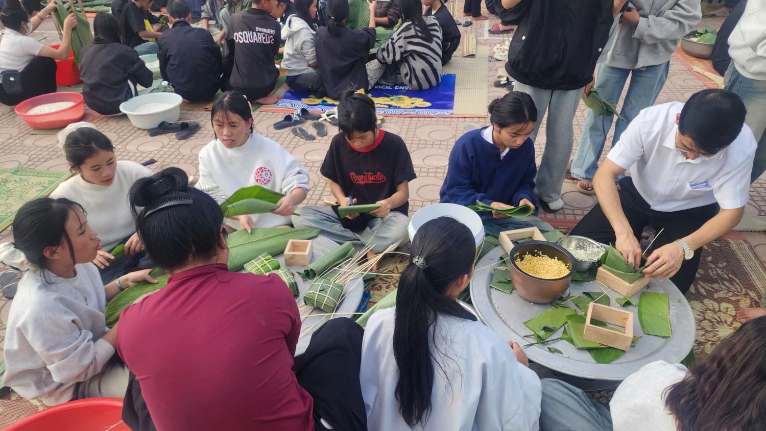 Giáo viên và học sinh cùng trải nghiệm gói bánh trưng 1