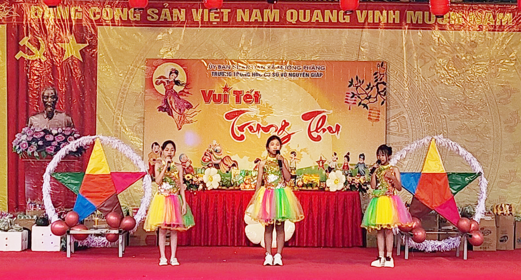 Học sinh vui tết Trung Thu
