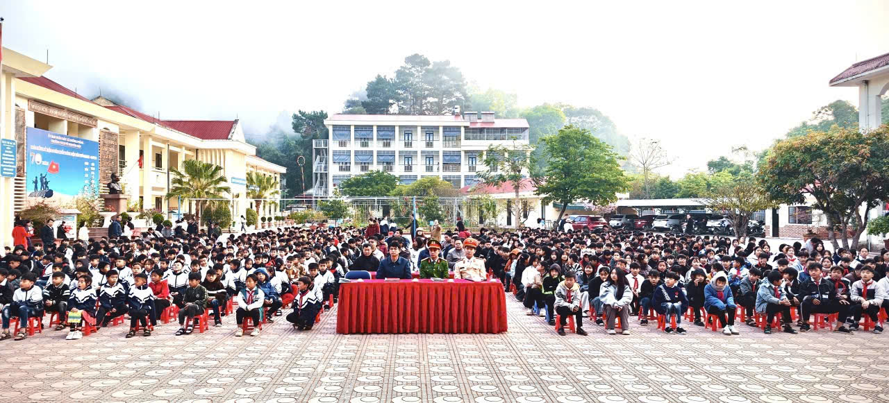 Thày trò Nhà trường và các chiến sĩ Công an tham gia tuyên truyền An toàn giao thông và Chống bạo lực học đường