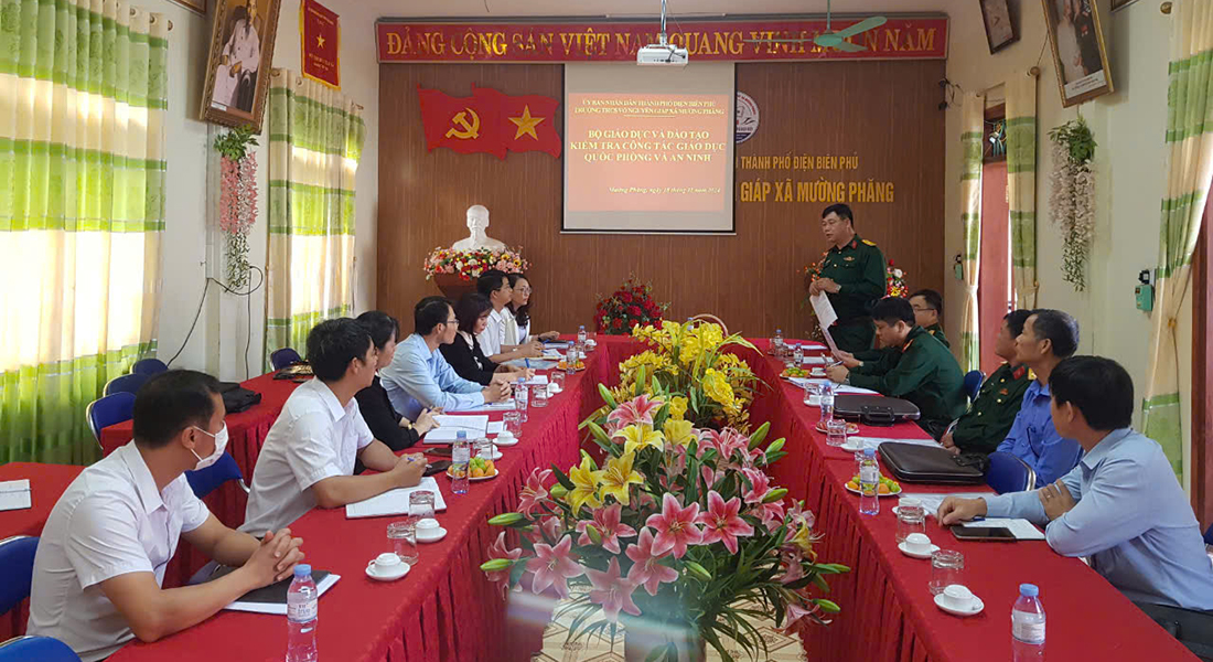 Đoàn Kiểm tra công tác giáo dục quốc phòng và an ninh làm việc với nhà trường